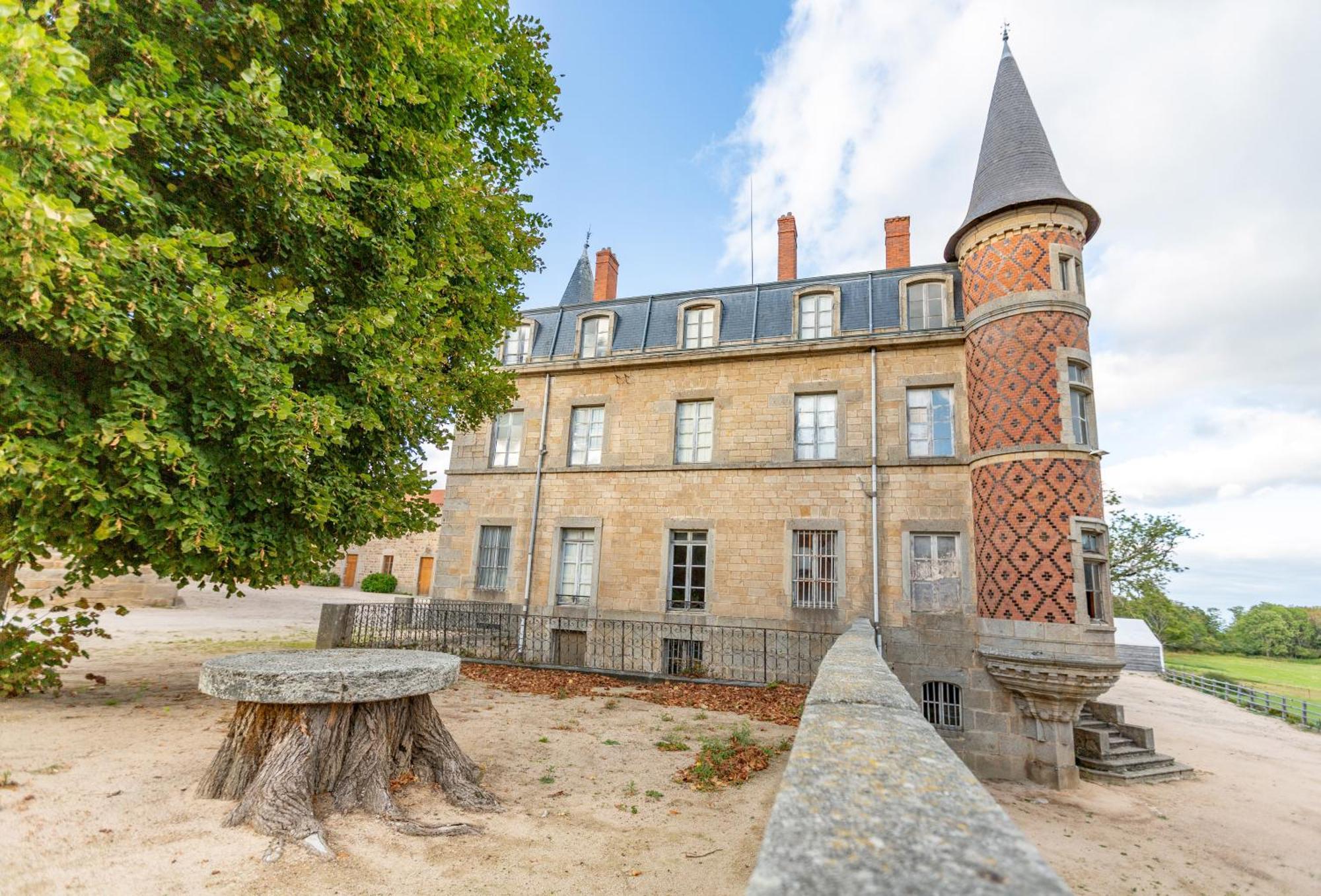 Domaine Et Chateau De Valinches Marols Exterior foto